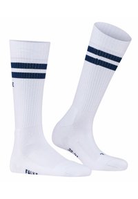 Chaussettes de sport blanches avec des rayures bleu marine, texture côtelée et talon renforcé, portant un logo et une taille imprimés sur les orteils.