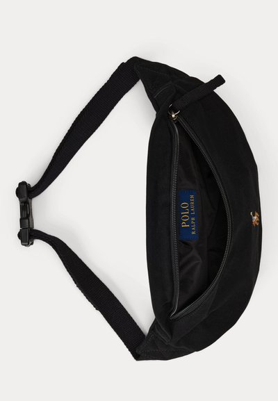 Czarna materiałowa torba na biodro z regulowanym paskiem, częściowo rozpięta, ukazująca etykietę „Polo Ralph Lauren” wewnątrz oraz małe haftowane logo konia na zewnątrz.