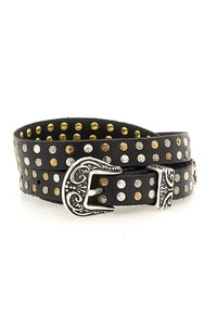 Cintura in pelle nera con borchie rotonde argentate e dorate, dotata di una fibbia ornamentale argentata. La cintura è strutturata e progettata con diversi fori.