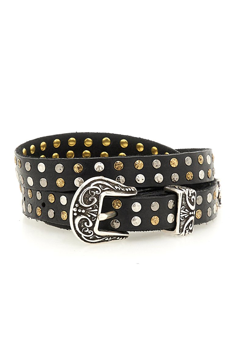 Cintura in pelle nera con borchie rotonde argentate e dorate, dotata di una fibbia ornamentale argentata. La cintura è strutturata e progettata con diversi fori.