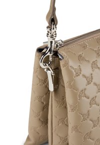 Borsa a tracolla in pelle beige con motivi floreali in rilievo, dotata di una cerniera e accessori in tonalità argento e una tracolla regolabile.