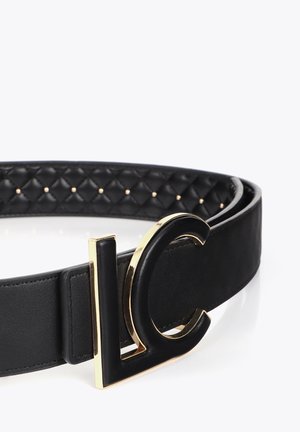Ceinture en cuir noir avec doublure intérieure matelassée et boucle bordée d'or en forme des lettres "L" et "C".