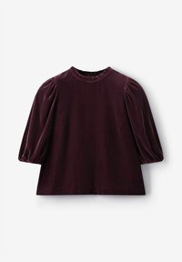 Haut en velours bordeaux avec manches courtes bouffantes, encolure ronde et coupe décontractée. Texture lisse, léger éclat et détails froncés sur les manches.