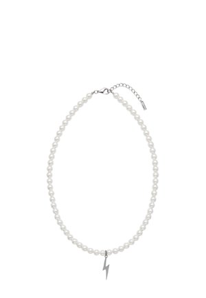 Collier de perles avec fermoir chaîne en argent et petit pendentif éclair en argent suspendu au centre.