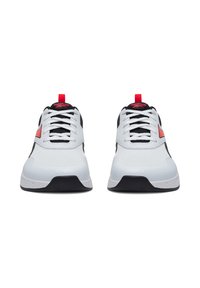 Bijele atletske tenisice s crnim naglasima i crvenim detaljima. Mrežasti i sintetički materijali, okrugli vrh i sustav vezanja. Imaju stražnji uhvatni trak.