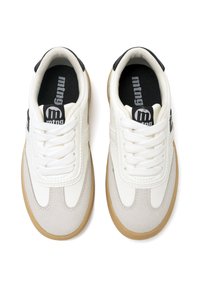 Sneaker bianchi con accenti in suede grigio, suola in gomma e lacci tondi. Presentano un logo nero sul lato e un colletto imbottito per il comfort.