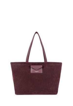 Sac cabas en daim bordeaux foncé avec deux poignées et une petite poche avant portant l’étiquette Lancaster Paris.