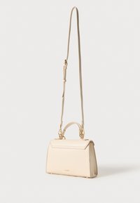 Bolso de piel beige con forma rectangular estructurada, asa superior, correa de hombro desmontable y detalles en tono dorado.