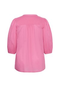 Blouse rose avec un col rond, des manches bouffantes et un détail froncé au dos. Fabriquée en tissu léger, présentant une texture lisse.