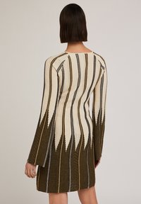 Strickkleid in einem Creme- und Olivgrün-Farbschema mit vertikalen Streifen, strukturierten Mustern und Glockenärmeln.