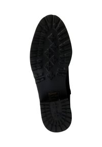 Suela de zapato de goma, negra con patrones de textura profunda, que presenta diamantes elevados y ranuras horizontales para tracción. Detalle del logo estampado presente.