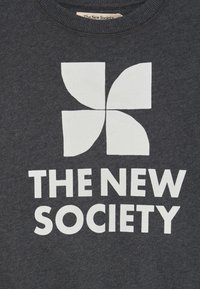 Sudadera gris con un gran logotipo geométrico blanco que presenta cuatro formas curvas y texto en negrita abajo que dice "LA NUEVA SOCIEDAD" en blanco.