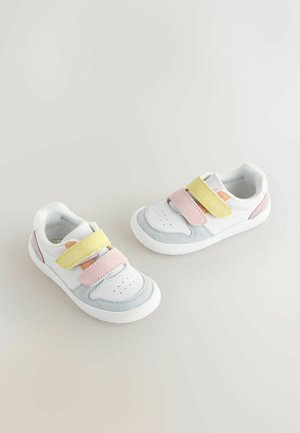 Adidași albi cu fâșii de velcro în nuanțe pastel de albastru, roz și galben, având un finisaj din piele netedă și un design perforat la vârful pantofului.