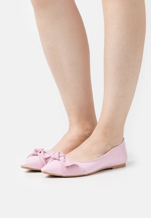 Rosa baletttofflor med en glansig finish, med en texturerad mocka-bågdetalj och en subtil rund tådesign.