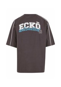 Mørkegrå t-shirt med "ECKŌ unlimited" i hvid og blå tryk, med korte ærmer og hvid detaljeringssyning langs skuldrene.