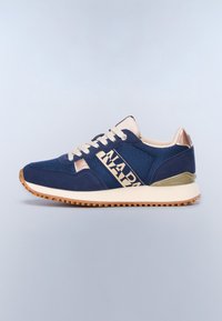 Baskets bleu marine et beige avec lacets blancs, semelle texturée, accents métalliques et nom de la marque « NAPAPIJRI » sur la partie latérale.