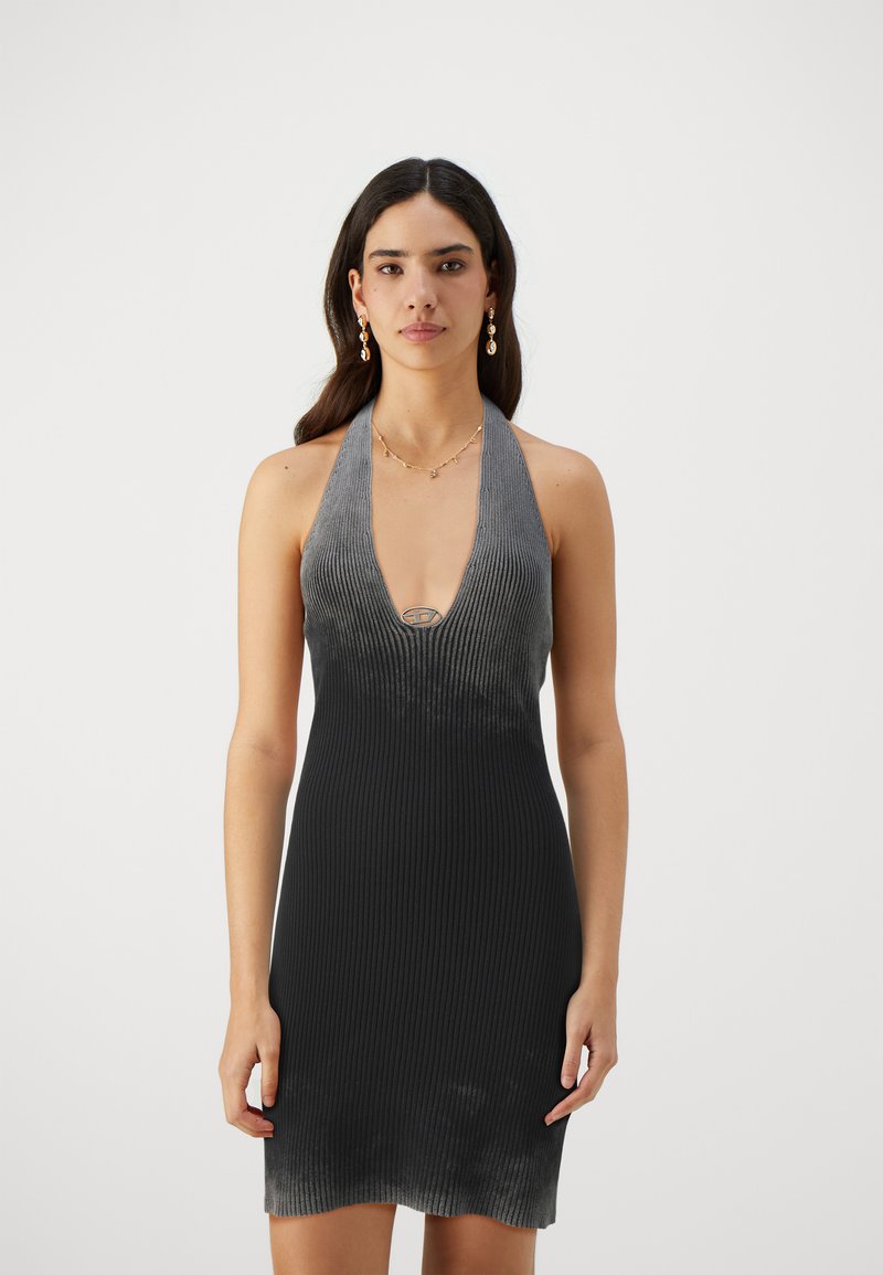 Rochie tricotată neagră cu design la gât tip halter, decolteu adânc în V și textură ombre ce trece de la gri la negru. Are material cu caneluri.