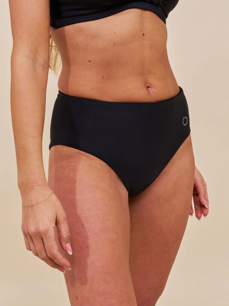 Czarne bikini o wysokim stanie, gładkiej, matowej fakturze i subtelnym logo z boku, zaprojektowane z myślą o komforcie i zakryciu.