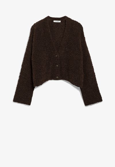 Cardigan court marron en tissu texturé et pelucheux, avec un décolleté en V profond et trois boutons sur le devant. Manches longues.