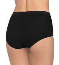 Culotte taille haute noire en tissu lisse, avec une finition en dentelle festonnée au niveau de la taille et un design classique.