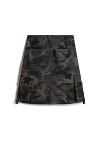 Cargo-Rock im Schwarz-Grau-Muster mit mehreren Taschen, einer taillierten Passform und seitlichen Reißverschlüssen für eine anpassbare Länge.