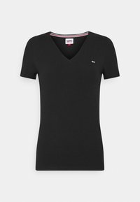 Svart T-shirt med korta ärmar och V-ringning, tillverkad av mjukt material. Har en liten logga på vänster bröst och en randig detalj längs halsringningen.