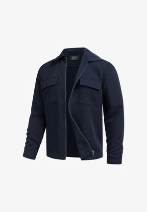 Marineblå jakke med glidelås foran, to brystlommer med klaff, lange ermer og en spredt krage, vist delvis åpen.