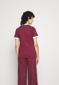 adidas Originals 3 STRIPES - Potiskana majica - victory crimson