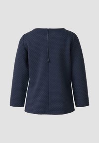 Marineblau strukturiertes Oberteil mit dreiviertellangen Ärmeln, rundem Ausschnitt und einem Reißverschluss auf der Rückseite mit Stoffzuglasche. Glattes, gesteppte Muster.