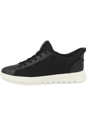 Baskets basses noires avec dessus en tissu, fermeture à lacets, col rembourré et épaisse semelle blanche en caoutchouc avec motif rainuré.