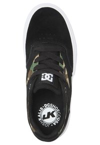 Černé semišové skate boty s kamuflážovými detaily, bílé gumové podrážky, černé tkaničky a logo na jazyku. Uvnitř mají potištěnou stélku.