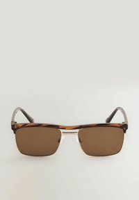 Occhiali da sole con lenti marroni sfumate, forma rettangolare, montatura tartarugata, aste trasparenti e dettagli argentati sul ponte.