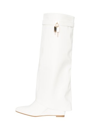 Weißer kniehoher flacher Stiefel mit spitzem Zehenbereich und goldenem Schlossdetail nahe dem oberen Rand vor weißem Hintergrund.