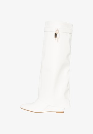 Weißer kniehoher flacher Stiefel mit spitzem Zehenbereich und goldenem Schlossdetail nahe dem oberen Rand vor weißem Hintergrund.