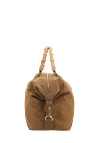 Braune Nylon-Tasche mit einem gerafften Design, ausgestattet mit Bambusgriff, einem goldenen Reißverschluss und einem Clipverschluss. Glatte Textur mit subtiler Glanzwirkung.