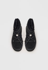 Botas de tornozelo impermeáveis pretas com acabamento em camurça, forro de pelúcia, design de atacadores e detalhes em prata.