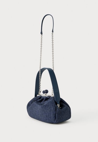 Ναυτική υφασμάτινη τσάντα χειρός με φαρδύ δερμάτινο επάνω χερούλι, ασημένια αλυσίδα ιμάντα ώμου και μεταλλικό κούμπωμα τύπου kiss-lock.