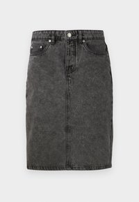 Svart denimskjørt med rett snitt, frontknapping, beltehemper og subtil falming, samt to sidelommer.