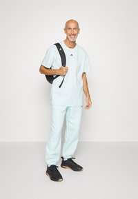adidas Performance ESSENTIALS FEELVIVID FLEECE STRAIGHT - Jogginghose - blue