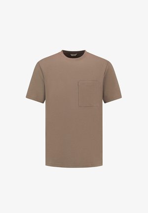 Īsām piedurknēm brūna T-krekls, kas izgatavots no mīksta kokvilnas, ar krūšu kabatu un klasisku apaļu kakla izgriezumu. Gluda tekstūra un brīva piegriezuma.