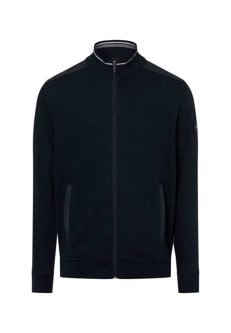 Granatowa kurtka na zamek z wysokim kołnierzem, bocznymi kieszeniami i ściągaczami na mankietach. Charakterystyczne kontrastowe detale na ramionach oraz gładka tekstura tkaniny.