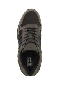 Sneaker grigio scuro con materiali in suede e mesh, punta arrotondata, stringhe, strisce laterali, collo imbottito e marchio sulla linguetta e sulla suola.