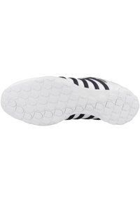 Weiße Sportschuhsohle mit einer strukturierten Gumm OBERFLÄCHE, die abgerundete Griffe und kontrastierende schwarze Streifen im Mittelteil aufweist.