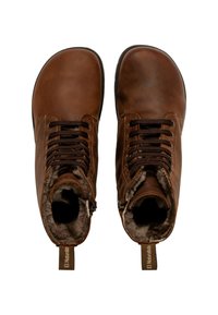 Botas de tobillo de cuero marrón con cordones marrones, forro de piel de pelo, punta redondeada y pestaña decorativa. Presentan una superficie lisa y una suela duradera.