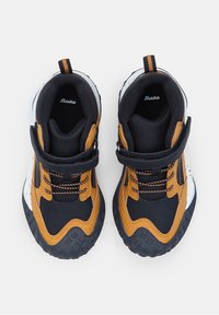 Sneaker per bambini neri e beige con tomaia in rete, cinturino con chiusura a strappo, suola in gomma e cuciture a contrasto.