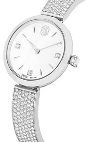 Srebrny zegarek na nadgarstek z okrągłą tarczą, białym cyferblatem, czterema cyrkoniami jako znacznikami godzin oraz bransoletą ozdobioną błyszczącymi kryształami.