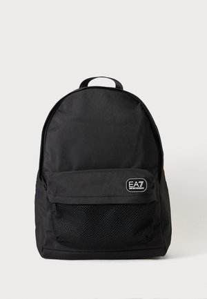 Čierny batoh EA7 Emporio Armani s predným vreckom na zips a sieťovinovým panelom na svetlom jednofarebnom pozadí.
