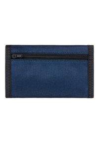 Granatowy portfel wykonany z tkaniny o teksturowym wykończeniu, z czarnym zamkiem błyskawicznym na górze i wzmocnionymi czarnymi krawędziami dla większej trwałości.