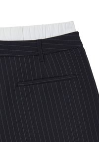 Pantalons noires à rayures avec une taille élastique blanche. Comprend une poche arrière et un design à jambe droite. Tissu doux avec une finition texturée.