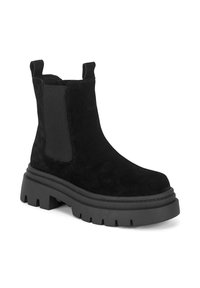 Czarne zamszowe botki za kostkę z elastycznymi panelami bocznymi, masywną gumową podeszwą, zaokrąglonym noskiem i pętelkami ułatwiającymi zakładanie. Detale o fakturowanej powierzchni.